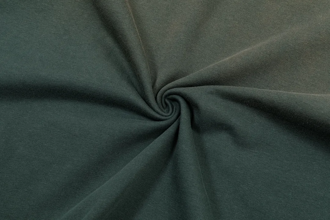 P220 CHROME HEARTS LoGo is fashionable and elegant, with dropped shoulders. The fabric is made of 26s double-yarn combed cotton compact spinning yarn with a weight of 280. It is matched with 1*1 Salona rib. The fabric is fermented and has a loose fit. Color: dark green (washed with holes) size: S～XXL